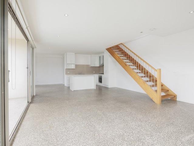Outstanding Townhouse Style Elwood Entertainer