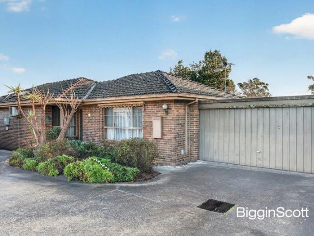 OUTSTANDING CONVENIENCE, SPACIOUS SINGLE LEVEL LAYOUT!