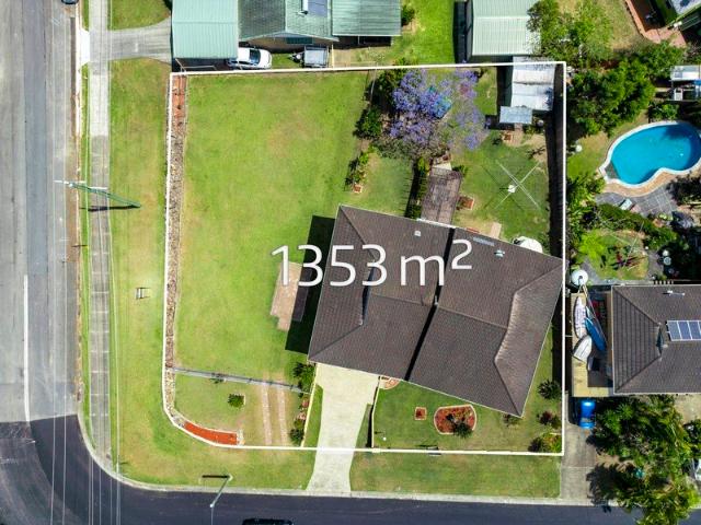 FIRST TIME OFFERED TO MARKET. BIG, SOLID FAMILY HOME ON HUGE 1,353m² CORNER BLOCK. OUTSTANDING DEVELOPMENT OPPORTUNITY !