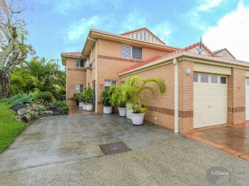 OUTSTANDING END VILLA IN A SMALL BOUTIQUE COMPLEX BAMFORD