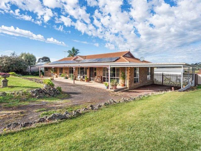 Outstanding Family Home 3 Living Areas + Great Shed