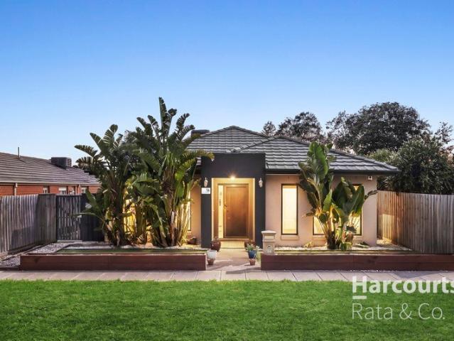 Outstanding Family Living Opposite Picturesque Parkland