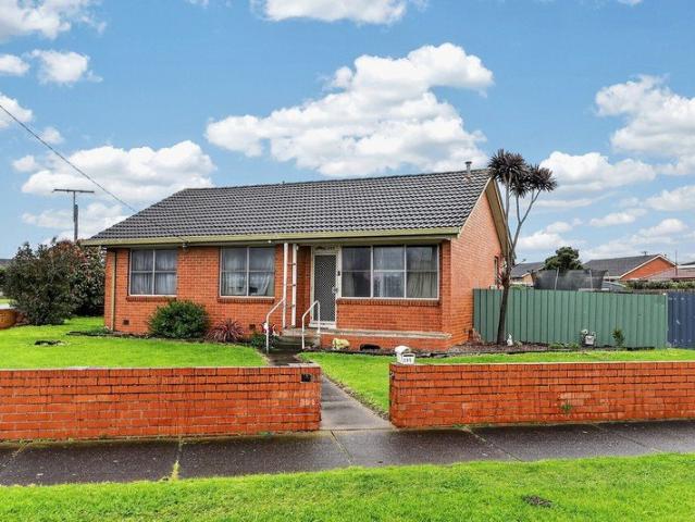 OUTSTANDING FIRST HOME OR INVESTMENT CLOSE TO SCHOOLS AND SHOPS