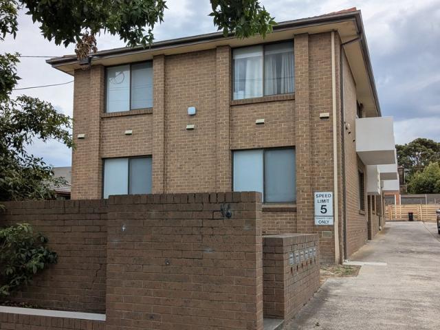 Outstanding Investment or Development Opportunity in Central Dandenong Total 6 Units for Sale! Rear access from lane ROW also available. Zoned RGZ2