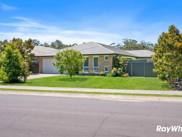 OUTSTANDING LOCATION, LUXURIOUS FAMILY HOME!
