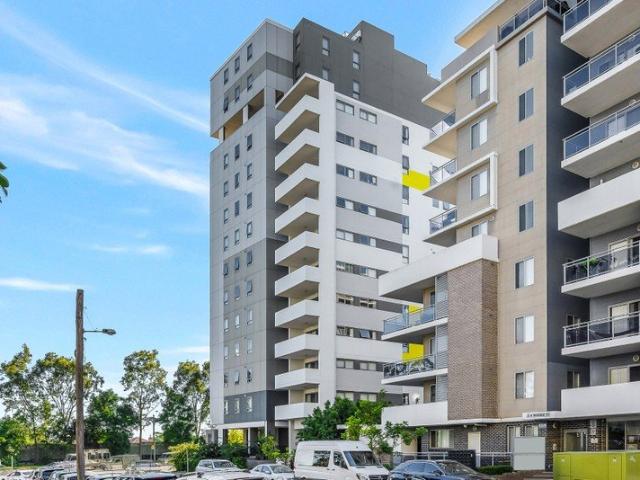 Outstanding One Bedroom with Study