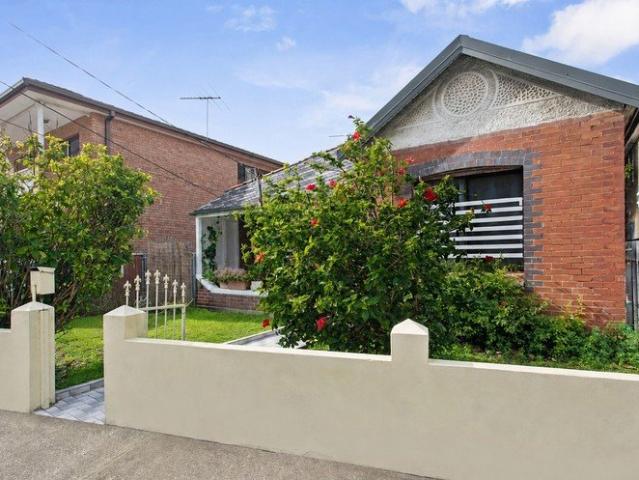 Outstanding Potential in the heart of Kingsford