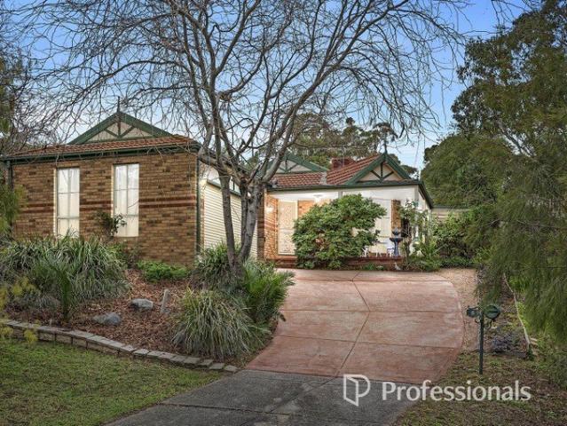 SPACIOUS 4 BEDROOM FAMILY HOME WITH MULTIPLE LIVING AREAS IN QUIET CUL DE SAC