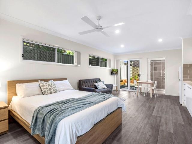 OUTSTANDING STUDIO LIVING ON GROUND LEVEL PERFECT CANNON HILL/MORNINGSIDE LOCATION
