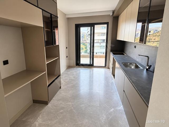 OVAACIK MERKEZDE OTURUMA HAZIR GÜVENLİKLİ 4+1 SİTE SATILIK
