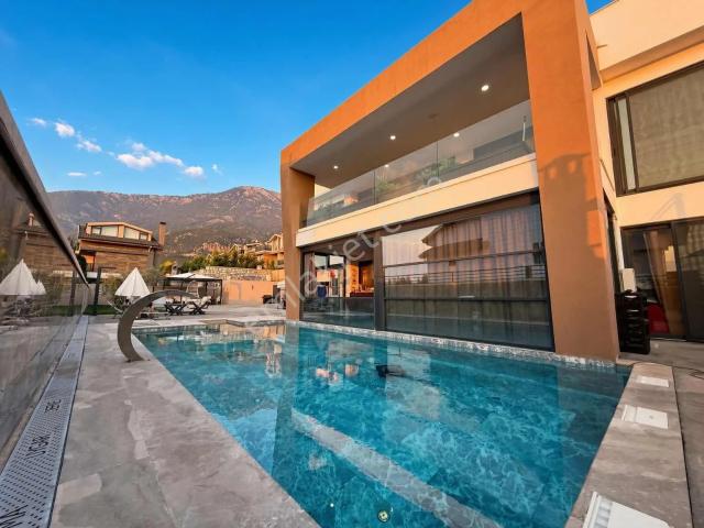 Ovacıkta Emsalsiz Villa 5+1 870 M² Arsa Kapalı Havuz Hamam Spa
