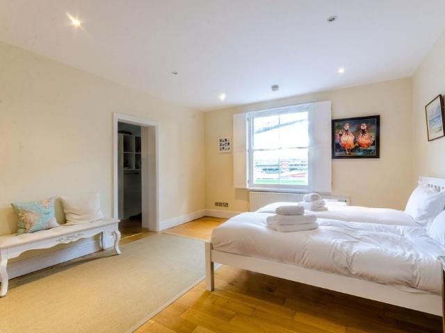 Oval Mansions, Oval, London, SE11 3 bed flat to rent £6,000 pcm £1,385 pw