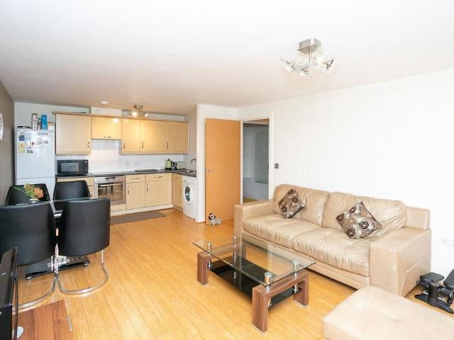 Ovaltine Court, WD4, Kings Langley, WD4 2 bed flat to rent £1,550 pcm £358 pw