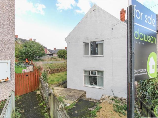 Ovenden Close, Ovenden, Halifax 2 bed end of terrace house to rent £750 pcm £173 pw