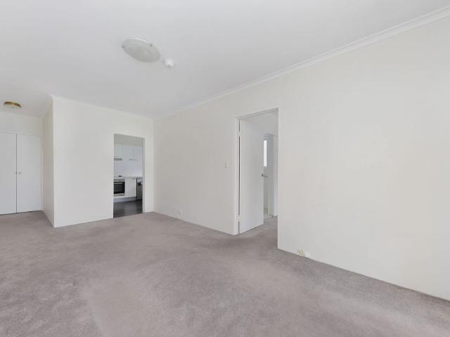Over Sized Apartment in a Quite Residential Street