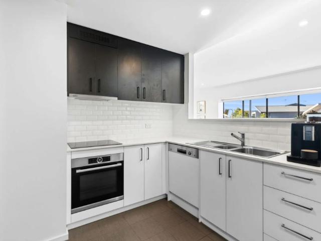 Over sized 3 bedroom apartment with breathtaking views of the hills