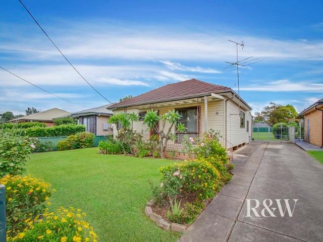 Over 1100sqm & 400m from Train Station!