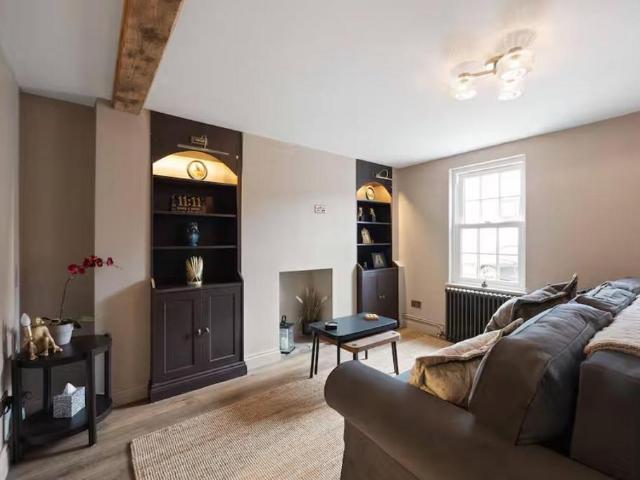 Overbury Street, Cheltenham GL53 2 bed house to rent £2,750 pcm £635 pw