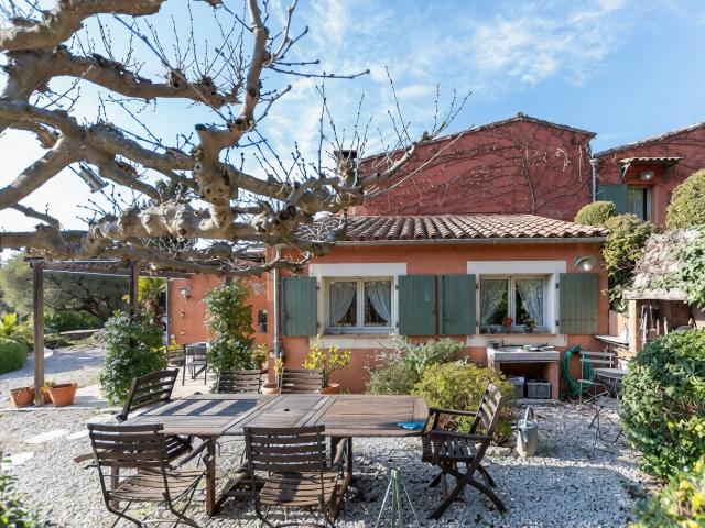 Overlooking the bay of Cassis, this character property offer. 196m² Cassis
