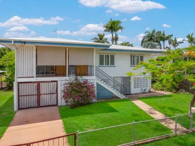 OVERLOOKS PARK WITH OWN POOL AT REAR!