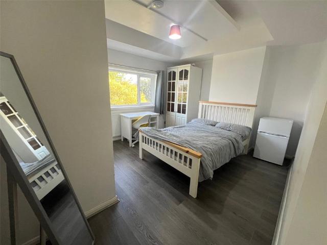 Overn Avenue, Buckingham. 1 bed house to rent £800 pcm £185 pw