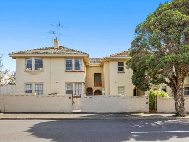 Oversized, Renovated, Art Deco gem in prime Hawthorn