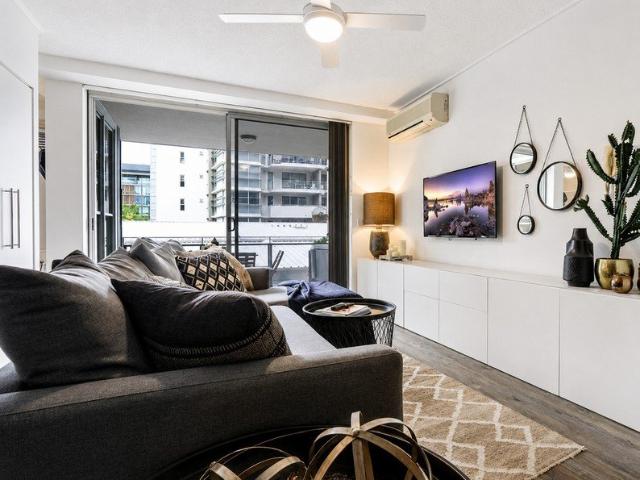 OVERSIZED 1 BED + STUDY | Moments from James Street