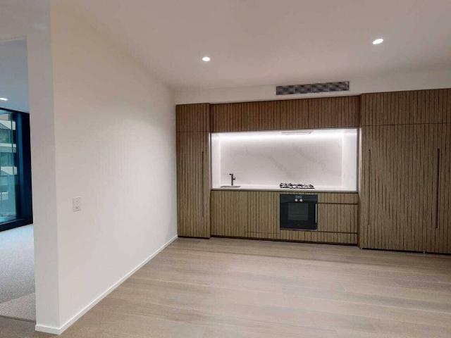 Oversized 1 Bedroom Apartment with Yarra River Views