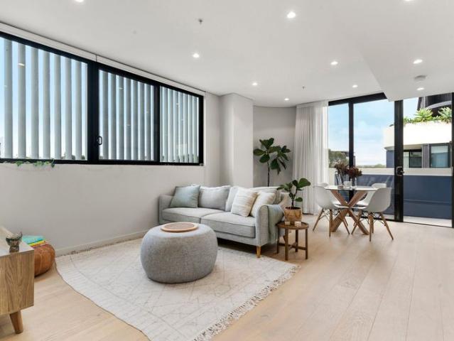 Oversized 1 bedroom + study in architecturally designed building