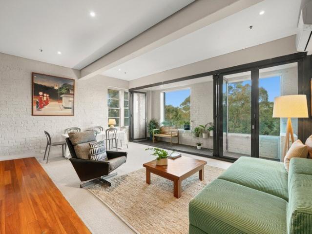 Oversized 1 B/R 92sqm Apartment with Lovely Leafy Outlook