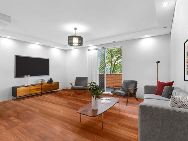 Oversized 2 Bedroom apartment available now