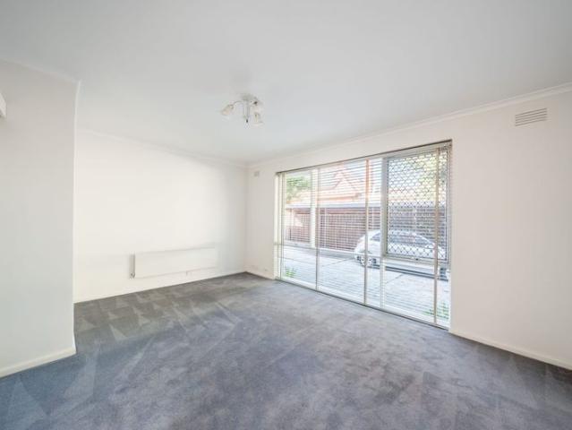 Oversized 2 bedroom apartment moments from Glen Huntly Road
