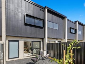 Oversized 2 bedroom townhouse with garage and upstairs rumpus