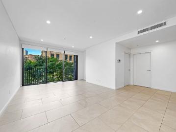 Oversized 65sqm North East Facing Parkside Apartment with Study