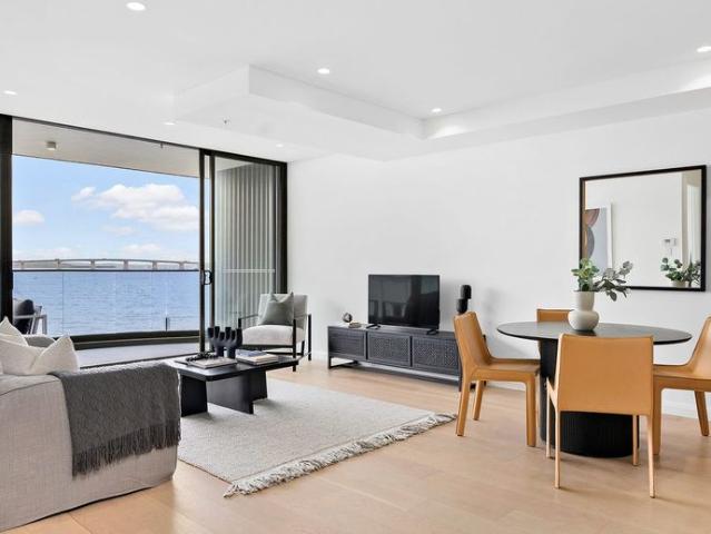 Oversized 95sqm LUXURY Waterfront Water views Apartment