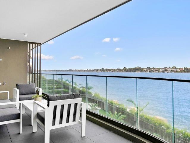 Oversized 95sqm LUXURY Waterfront Water views Apartment