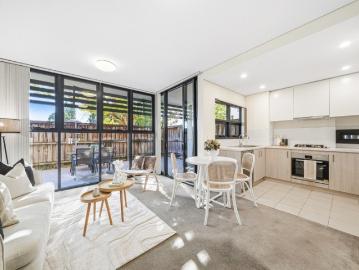 Oversized Courtyard Apartment | Walk to Waitara Station