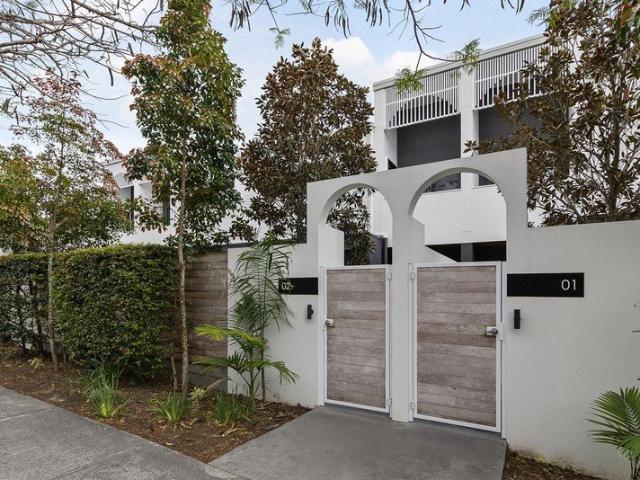 Oversized coastal living walking distance to Buderim Village