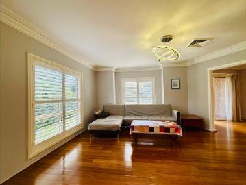 Oversized and Comfortable Family Entertainer in a Parkside Location