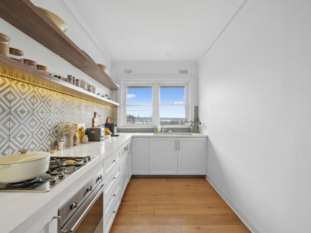 Oversized And Stylish North Facing Apartment With Spectacular Views