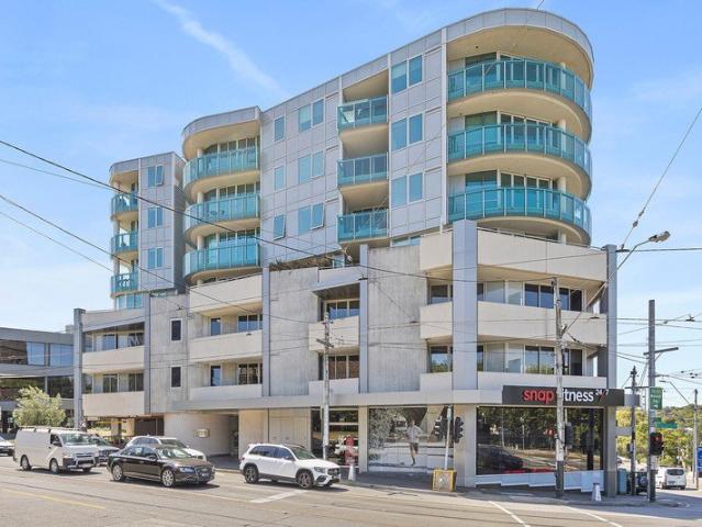 Oversized Apartment in Prime Gardiner Location
