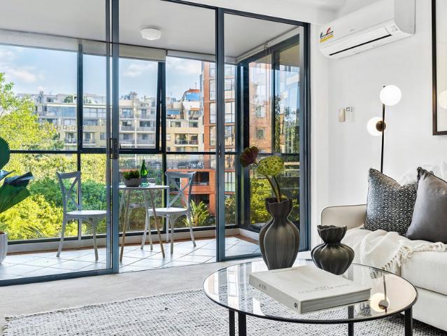 OVERSIZED APARTMENT WITH FACILITIES