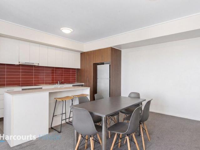 Oversized Apartment with Study in Unbeatable Town Centre Location