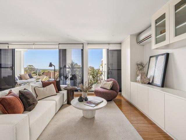 Oversized apartment with wide north facing views