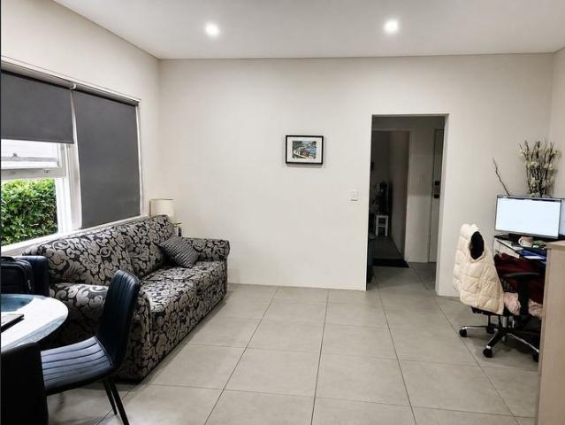 Oversized Boutique Apartment in a Prime Harbourside Location