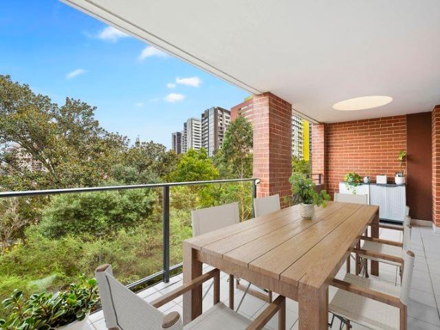 OVERSIZED BALCONY, VIEWS & TOP FLOOR POSITION