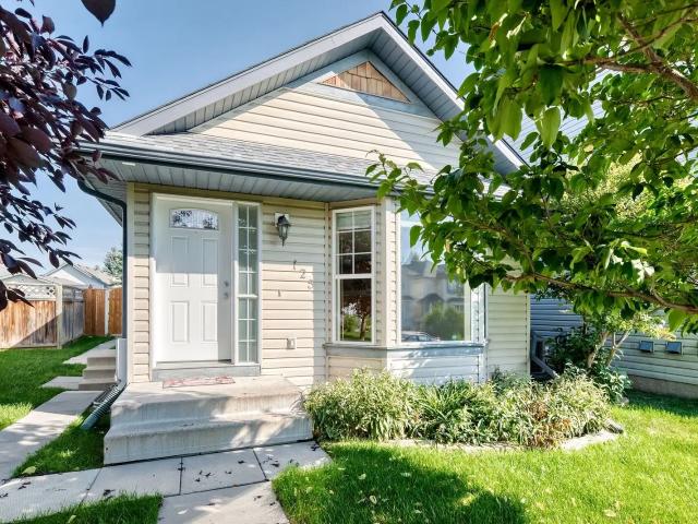 OVERSIZED DOUBLE GARAGE! 3 Bedroom 2 bath in Cranston
