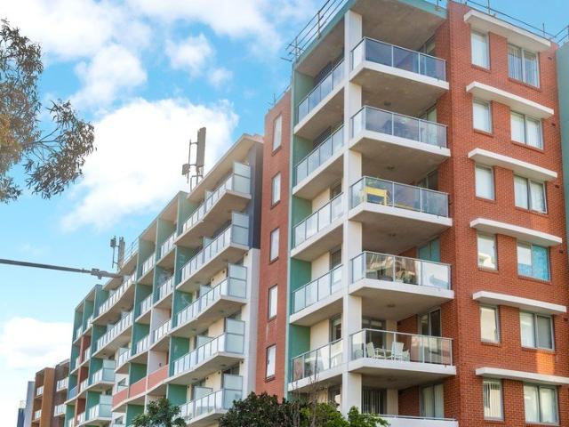 OVERSIZED DUAL LEVEL 2 BEDROOM APARTMENT WITH MULTIPLE BALCONIES AND SECURE TANDEM PARKING