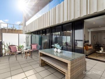 OVERSIZED ENTERTAINER IN THE ICONIC 'ARK' RICHMOND COMPLEX