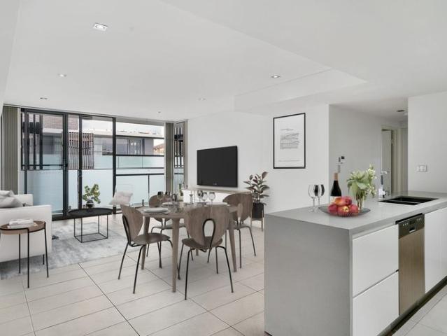 OVERSIZED Entertaining Area | 54 Formosa